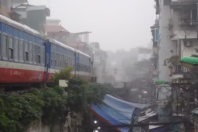 Cùng với sương mù nhẹ; thủ đô Hà Nội còn có mưa, mưa rào. Gió đông bắc cấp 2-3. Trời rét. Độ ẩm từ 70 - 98%. Nhiệt độ thấp nhất từ 15 - 17 độ C. Nhiệt độ cao nhất từ 20 - 22 độ C.