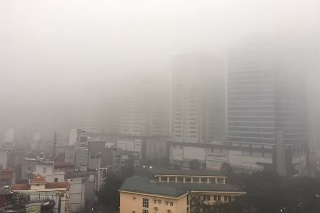 Thời tiết mù sương khiến quang cảnh Hà Nội nhìn qua ống kính khá lãng mạn. Hồ Tây, hồ Hoàn Kiếm như biến mất trong màn sương dày đặc và trên đường phố đâu đâu cũng có sương mù hình thành một khoảng trắng mờ ảo trước mắt.