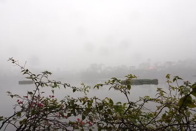 Thông tin từ Trung tâm Dự báo Khí tượng Thủy văn quốc gia, do ảnh hưởng của hội tụ trong đới gió Tây trên cao kết hợp với không khí lạnh tăng cường yếu vào ngày 8, 9-1 nên từ chiều tối và đêm nay đến đêm 9-1, ở các tỉnh Bắc Bộ có mưa, mưa vừa. Cùng với đó, nhiệt độ giảm do hội tụ gió trên cao làm trời nhiều mây và có mưa gây ra giảm nhiệt. Thủ đô Hà Nội trong ngày đầu tuần (7-1) có nhiệt độ cao nhất là gần 22 độ cùng với sương mù từ sáng sớm.