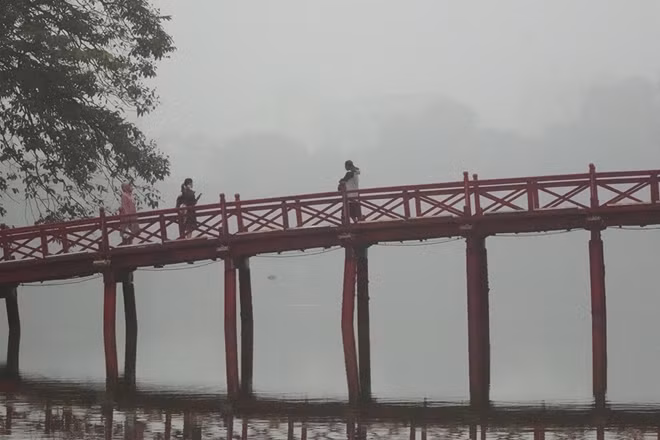 Cầu Thê Húc trong sương mù.
