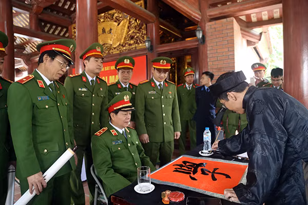 Hoạt động cho chữ là một nét đẹp văn hóa trong những ngày Tết cổ truyền của dân tộc Việt Nam