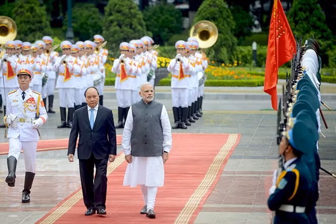 Thủ tướng Nguyễn Xuân Phúc và Thủ tướng Narendra Modi duyệt đội danh dự. Ảnh: VGP/Quang Hiếu