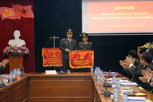 Phó Tổng cục trưởng Tổng cục Chính trị CAND Nguyễn Hải Trung trao Cờ thi đua xuất sắc của Tổng cục Chính trị CAND cho Phòng phụ trách Công an xã