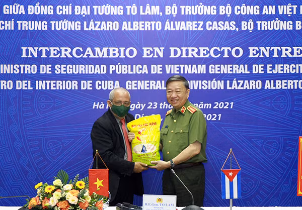 Thông qua đồng chí Pedro Soca Pascual, thay mặt Bộ Công an Việt Nam, Bộ trưởng Tô Lâm trao 100 tấn gạo tặng Bộ Nội vụ Cuba.