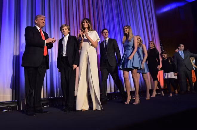 Gia đình tỉ phú Trump bước ra sân khấu cảm ơn người ủng hộ.