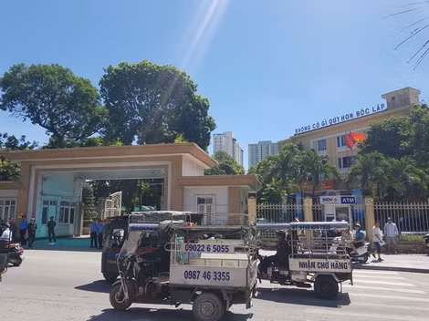 Nhiều thương binh cùng phương tiện của mình đã đến cổng trụ sở Sở GTVT đòi được làm sáng tỏ thông tin cấm xe ba bánh.
