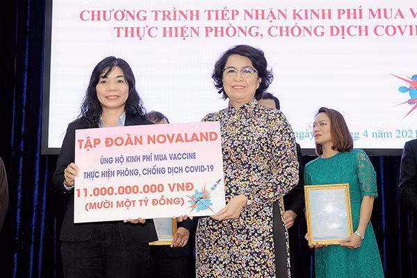 Bà Tô Thị Bích Châu, Ủy viên Ban Thường vụ Thành ủy, Chủ tịch Ủy ban Nhân dân Mặt trận Tổ quốc Việt Nam TP.HCM đón nhận khoản kinh phí ủng hộ từ Đại diện Tập đoàn Novaland