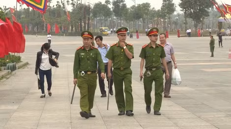 Công an thành phố Việt Trì triển khai lực lượng bảo vệ tại trung tâm lễ hội Đền Hùng.