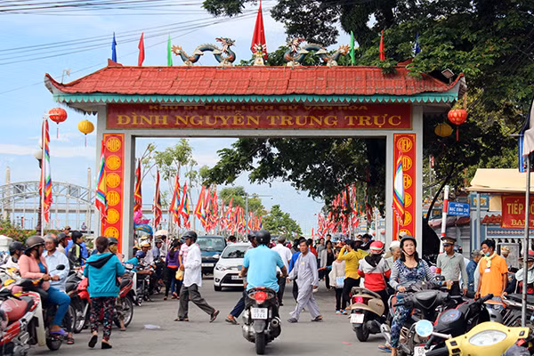 Lễ hội hàng năm thu hút đông đảo người dân trong khu vực về tham dự.
