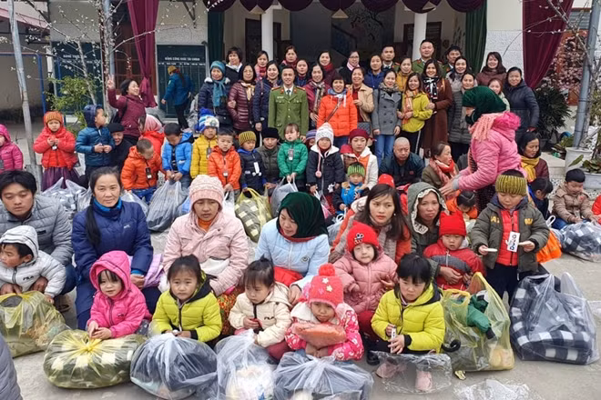Đoàn công tác trao quà cho học sinh và người dân nơi cực Bắc Tổ quốc.