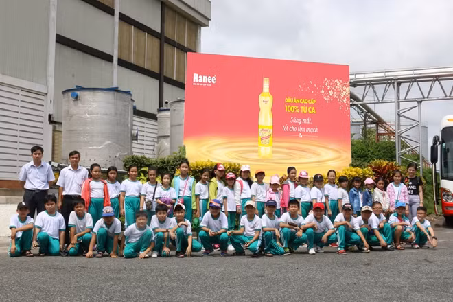 Các học sinh tham quan Nhà máy dầu ăn cao cấp 100% từ cá duy nhất tại Việt Nam và trên thế giới.