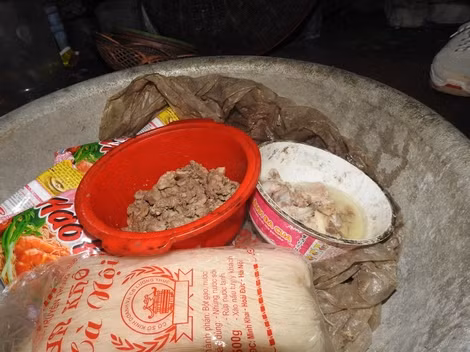 Bát thịt và bát canh xương được để trong chậu nhôm tránh chuột ăn. Bát thịt và bát canh xương được để trong chậu nhôm tránh chuột ăn.