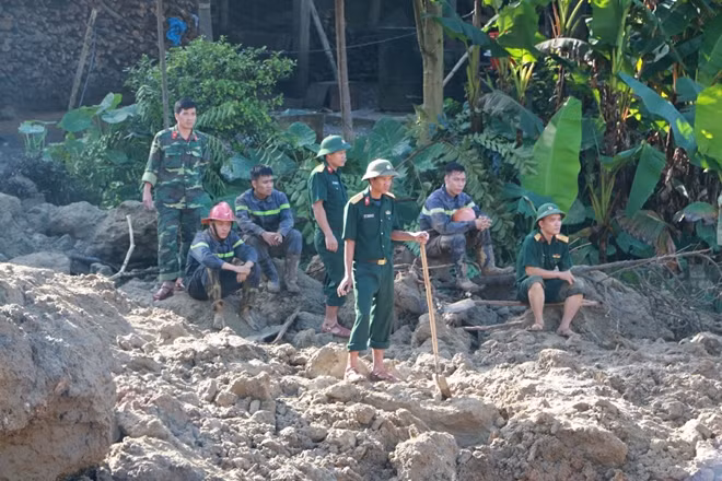 Hàng trăm người thuộc lực lượng Công an, quân đội đang nỗ lực tìm kiếm các nạn nhân Hàng trăm người thuộc lực lượng Công an, quân đội đang nỗ lực tìm kiếm các nạn nhân