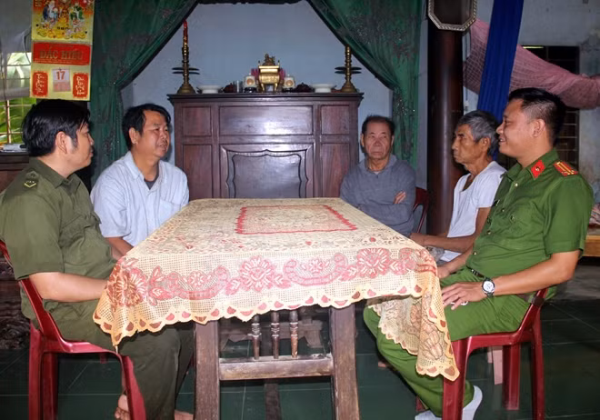 Ông Hoàng Dũng (thứ hai từ trái sang) kể lại chuyện bị nước lũ cuốn trôi khi neo đậu lồng cá trên sông Bồ.