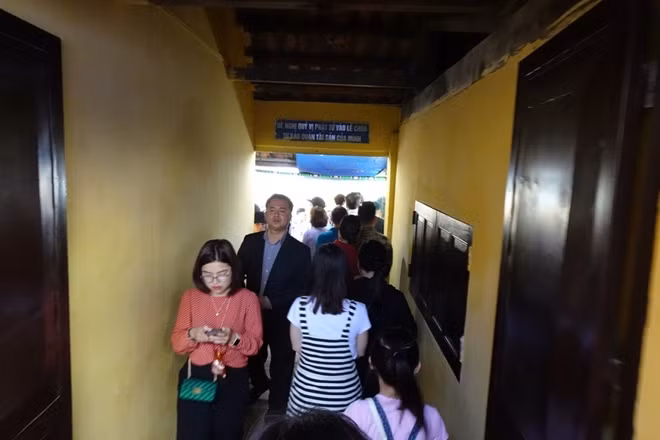 Người dân nườm nượp đi lễ Tổ đình Phúc Khánh.