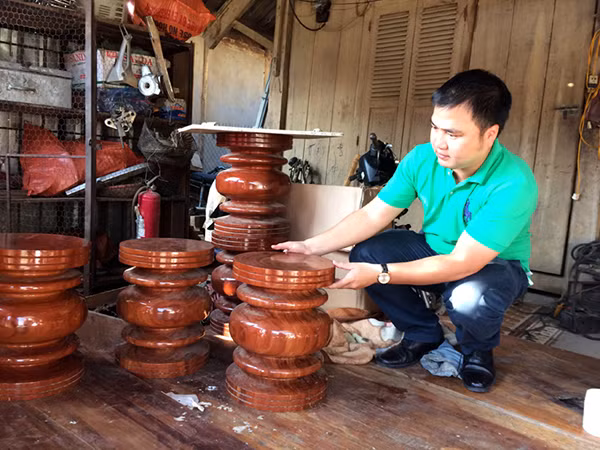 Những chiếc đôn gỗ nghiến sau khi được chế tác xong (tiện, phun sơn) nếu đưa trót lọt về Điện Biên có giá 1,6 đến 2 triệu đồng.