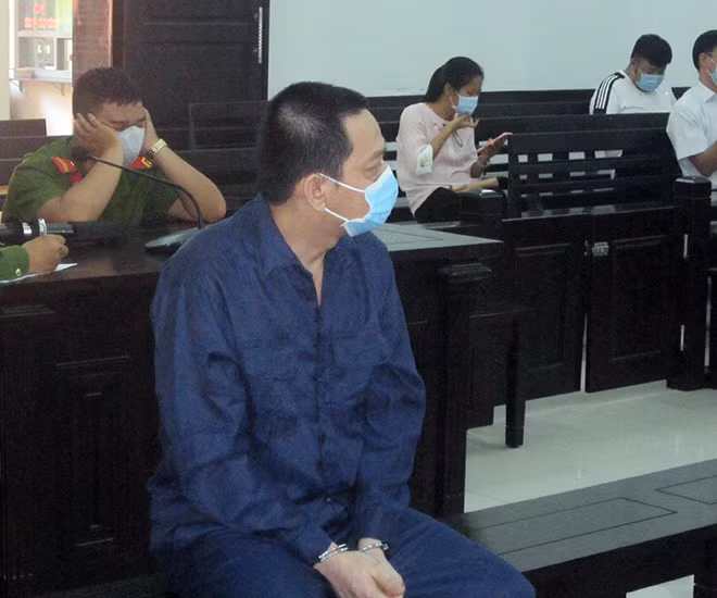 Bị cáo Nguyễn Việt Hùng trước tòa.