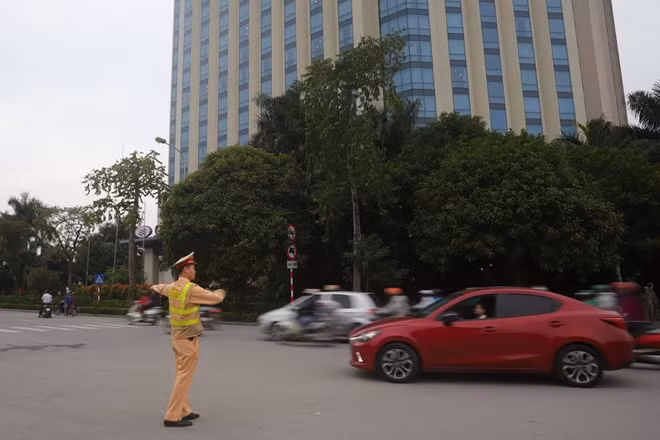 Các phương tiện như xe tải, xe buýt hay xe khách đều bị cấm đi qua trục đường Lê Quang Đạo trong thời gian trước và sau trận đấu để tránh ùn tắc.