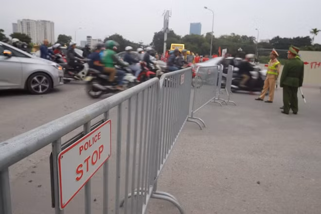Trên trục đường Lê Quang Đạo dẫn vào sân Mỹ Đình, hàng rào hạn chế phương tiện cũng được lực lượng công an dựng thành nhiều lớp. Khi có hiện tượng ùn tắc sẽ thực hiện giải pháp cấm đường để phục vụ trận đấu.