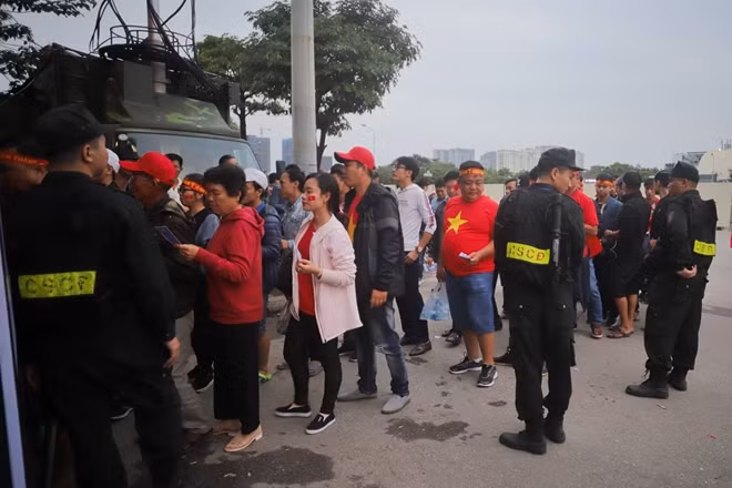 Lực lượng CSCĐ làm nhiệm vụ đảm bảo an ninh phía ngoài cổng sân vận động Mỹ Đình.