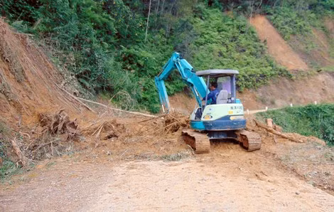 Ngành Giao thông Quảng Nam khắc phục sạt lở trên tuyến ĐT606 nối lên các xã vùng cao, biên giới huyện Tây Giang.