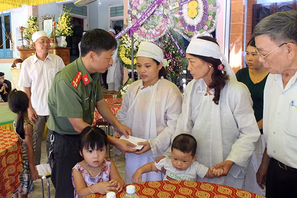 Trao tiền hỗ trợ cho gia đình lái xe Lê Ngọc Cường.