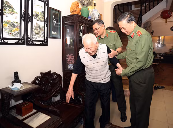Bộ trưởng Tô Lâm thăm hỏi Thượng tá Lương Văn Thọ.