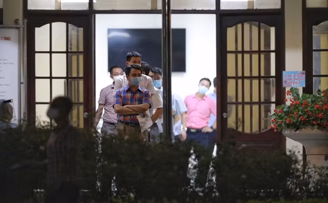 Cùng với đó, lực lượng y tế cũng tiến hành lấy mẫu xét nghiệm COVID-19 cho các nhân viên đang có mặt tại trụ sở Bộ GTVT.