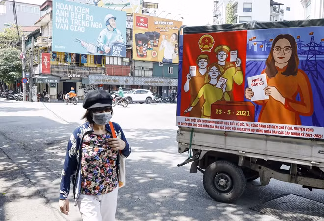 Tại quận Hoàn Kiếm, hệ thống trang trí với 24 giá cờ, 200 khẩu hiệu, 1.000 banner, 16 cụm pano 3 mặt có đèn led bên trong, 2 phướn thả tấm lớn, 716 cờ hồng kỳ, 105 pano khổ lớn, 1 mô hình tuyên truyền đặt tại vườn hoa Tây Sơn. Ngoài ra còn có đội xe tuyên truyền của các phường trên địa bàn quận thường xuyên phổ biến kiến thức về bầu cử tới người dân.
