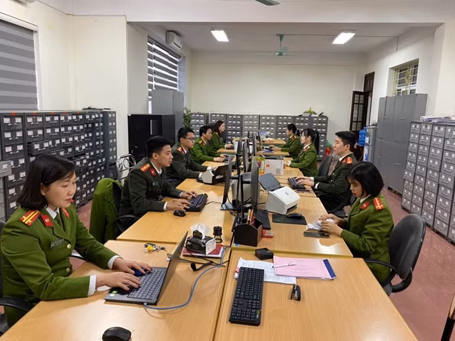 CBCS Công an tỉnh Lào Cai là những người trực tiếp tìm kiếm, hỗ trợ và giúp đỡ cha con anh Nguyễn Văn Thắng gặp lại được nhau.
