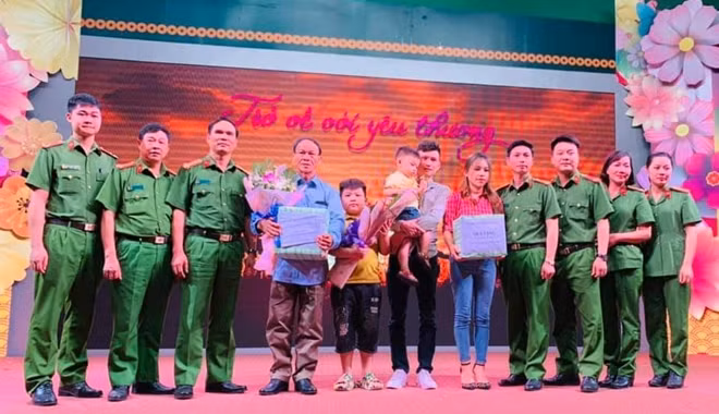 Phút trùng phùng của cha con anh Nguyễn Văn Thắng.