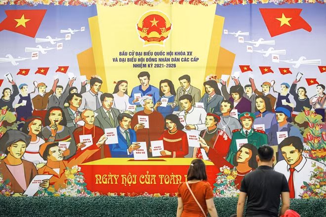 Những tấm pano cổ động lớn cùng với khẩu hiệu tuyên truyền người dân thực hiện quyền công dân trong ngày bầu cử được lắp đặt trên nhiều tuyến đường, con phố tại Hà Nội.