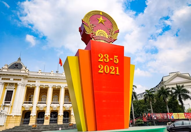 Ngày 23/5 tới đây, cử tri cả nước sẽ đi bầu cử để chọn người đủ đức, đủ tài vào Quốc hội khóa XV và HĐND các cấp nhiệm kỳ 2021 - 2026. Những ngày này, các tuyến phố phường Hà Nội như rộn ràng hơn với không khí hướng về ngày bầu cử. Mọi điều kiện cơ sở vật chất cho ngày hội lớn được Thủ đô chuẩn bị chu đáo, đảm bảo cuộc bầu cử thành công tốt đẹp trong thời điểm đặc biệt, khi dịch COVID-19 vẫn diễn biến phức tạp.