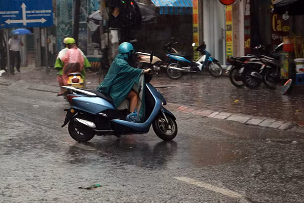 Người dân quay đầu "tháo chạy" trước biển nước. Người dân quay đầu "tháo chạy" trước biển nước.