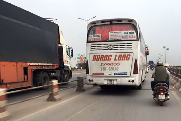 Hình ảnh vi phạm của một số xe ô tô trên cầu Thanh Trì. Ảnh:.T.X.H.Vương.