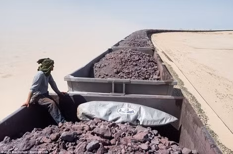 Có những người lên tàu Train du Desert để tới các thành phố tìm việc làm hoặc thăm người thân. Có những người lên tàu Train du Desert để tới các thành phố tìm việc làm hoặc thăm người thân.