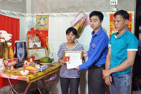 Anh Trần Quốc Duy - Bí thư Tỉnh Đoàn Bình Phước thay mặt Hội đồng đội Trung ương trao huy hiệu “Tuổi trẻ dũng cảm” cho phụ huynh em Trần Đức Đông Anh Trần Quốc Duy - Bí thư Tỉnh Đoàn Bình Phước thay mặt Hội đồng đội Trung ương trao huy hiệu “Tuổi trẻ dũng cảm” cho phụ huynh em Trần Đức Đông