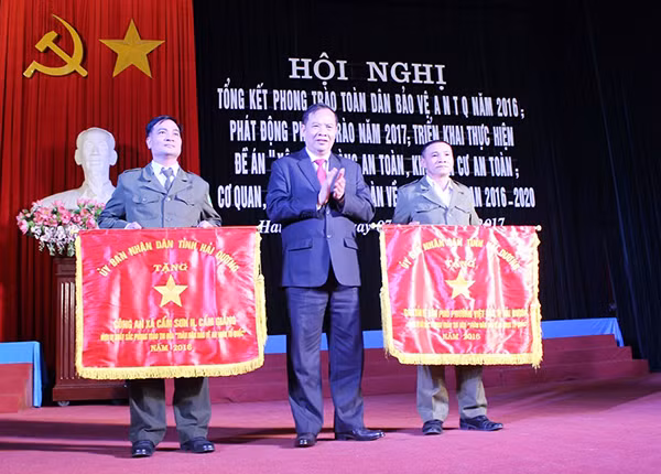 Đồng chí Nguyễn Mạnh Hiển trao Cờ thi đua của UBND tỉnh Hải Dương cho 2 cá nhân có thành tích xuất sắc