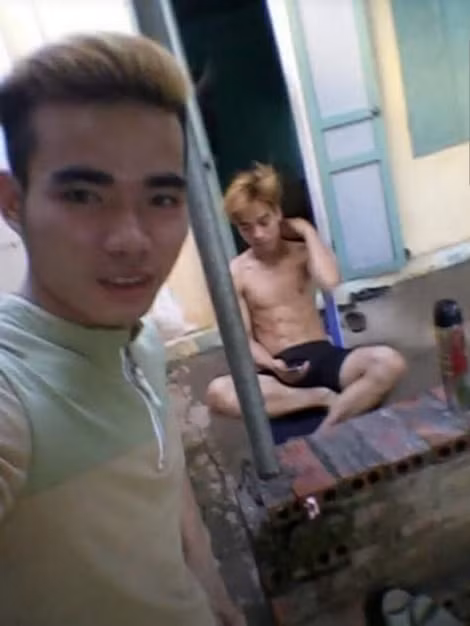 Đối tượng Dư (mặc áo) và nạn nhân Hoà (cởi trần). Đối tượng Dư (mặc áo) và nạn nhân Hoà (cởi trần).
