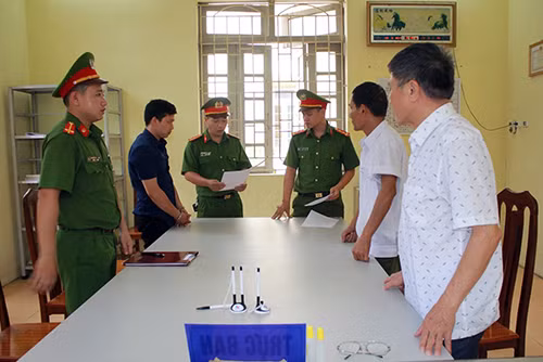 Cơ quan CSĐT Công an tỉnh Hòa Bình đọc lệnh bắt đối tượng Trần Văn Sơn, mặc áo sơ mi sẫm màu thứ 2 bên trái ảnh.