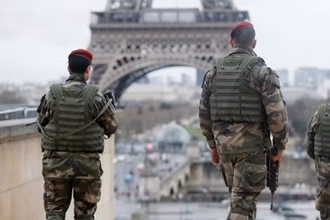 Lực lượng cảnh sát Pháp làm nhiệm vụ trên đường phố Paris.