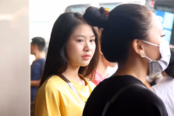 Dịp nghỉ lễ dài ngày nên khá đông bạn trẻ quyết định về quê thăm gia đình.