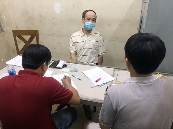 Công an lấy lời khai đối tượng Nguyễn Văn Điện. Công an lấy lời khai đối tượng Nguyễn Văn Điện.