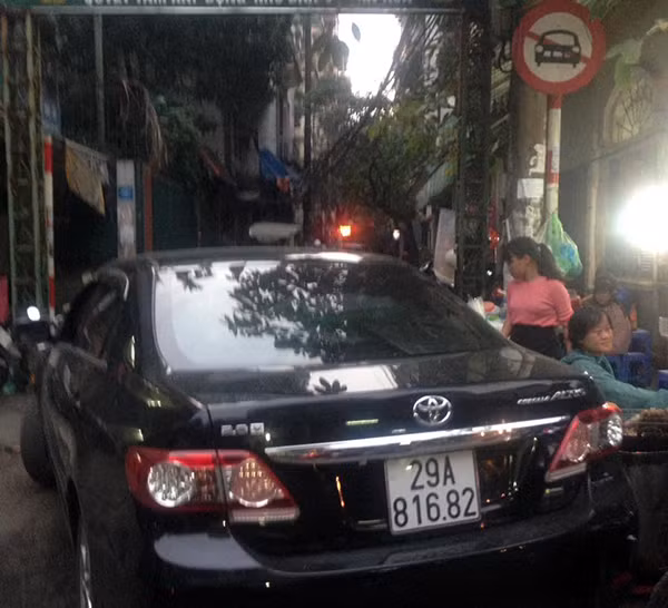 Chiếc Toyota Altis ngông nghênh đi vào đường cấm. Chiếc Toyota Altis ngông nghênh đi vào đường cấm.