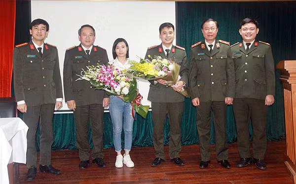 Đảng uỷ, lãnh đạo Cơ quan, Ban Thường vụ Đoàn Thanh niên Bộ Công an tặng hoa chúc mừng Ban Chấp hành Chi đoàn mới