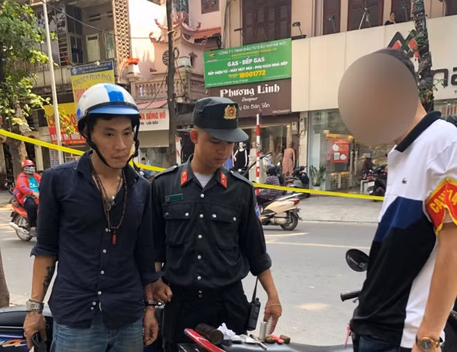 Đối tượng Duy Anh bị bắt giữ cùng ma túy cần sa trên người.