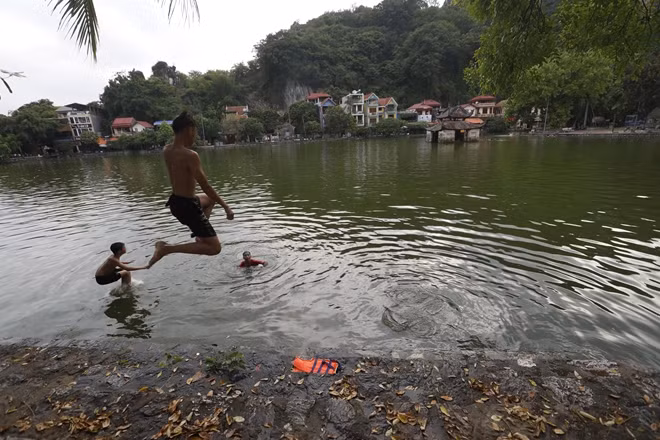 Hàng ngày, cứ đến chiều mát là trẻ em ở làng Đa Phúc, Thuỵ Khuê thuộc xã Sài Sơn (Quốc Oai, Hà Nội) lại ra hồ Long Trì, trước cửa chùa Thầy để tắm.