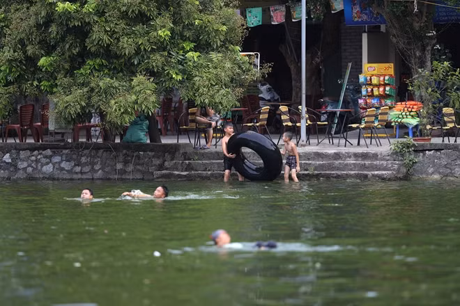 Theo những người dân xã Sài Sơn, đây là hồ nước lớn có từ thời nhà Lý. Năm 2011, chính quyền địa phương đã tiến hành cải tạo, nạo vét bùn đất trong hồ và dẫn nước sạch về. Từ đó, nhiều phụ huynh đã đưa con em đến bơi rất đông.