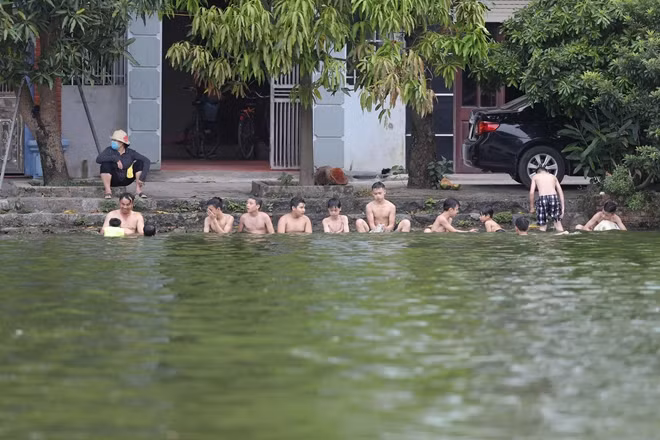Có núi Sài Sơn bao quanh, khuôn viên rợp bóng mát của những tán cây cổ thụ, trước mặt lại có hồ nước rộng Long Trì khiến cho không khí ở đây luôn mát mẻ mặc cho mùa hè nhiệt độ ngoài trời có thể lên đến 39 – 40 độ. Chính vì vậy, cứ vào hè thì nơi đây được coi là địa điểm lý tưởng để người dân Sài Sơn xua tan cái nóng bức.