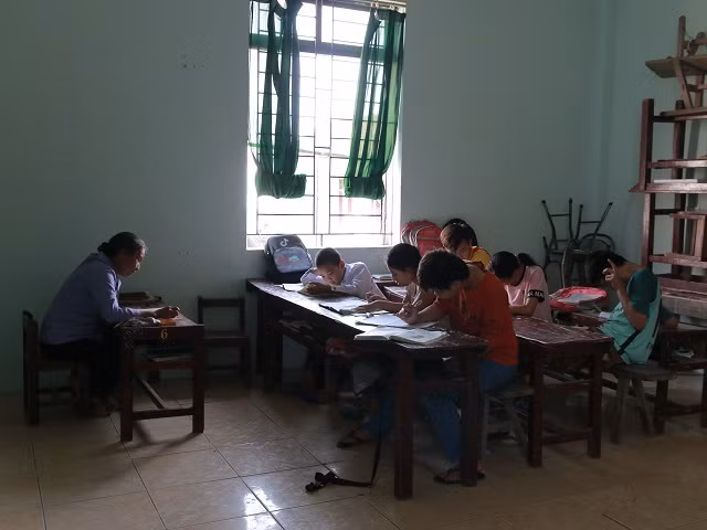 Hơn 70 tuổi với hơn 50 năm gắn bó với giáo dục, bà Nguyễn Thị Thông đã chắp cánh ước mơ cho biết bao học trò ở vùng biển Ngư Lộc.